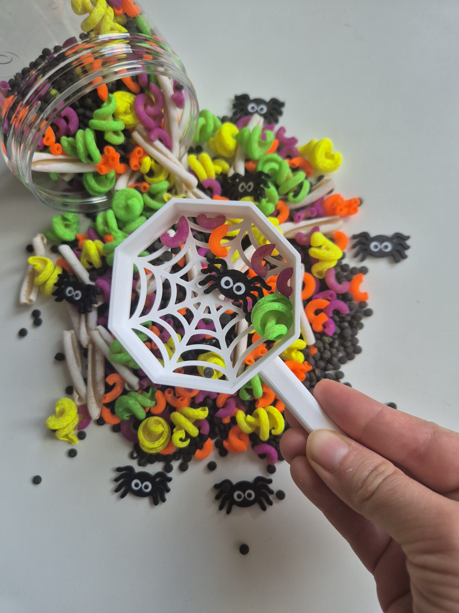 Halloweeni sensoorne komplekt – mängusegu, ämblikud ja ämblikuvõrgu kühvel